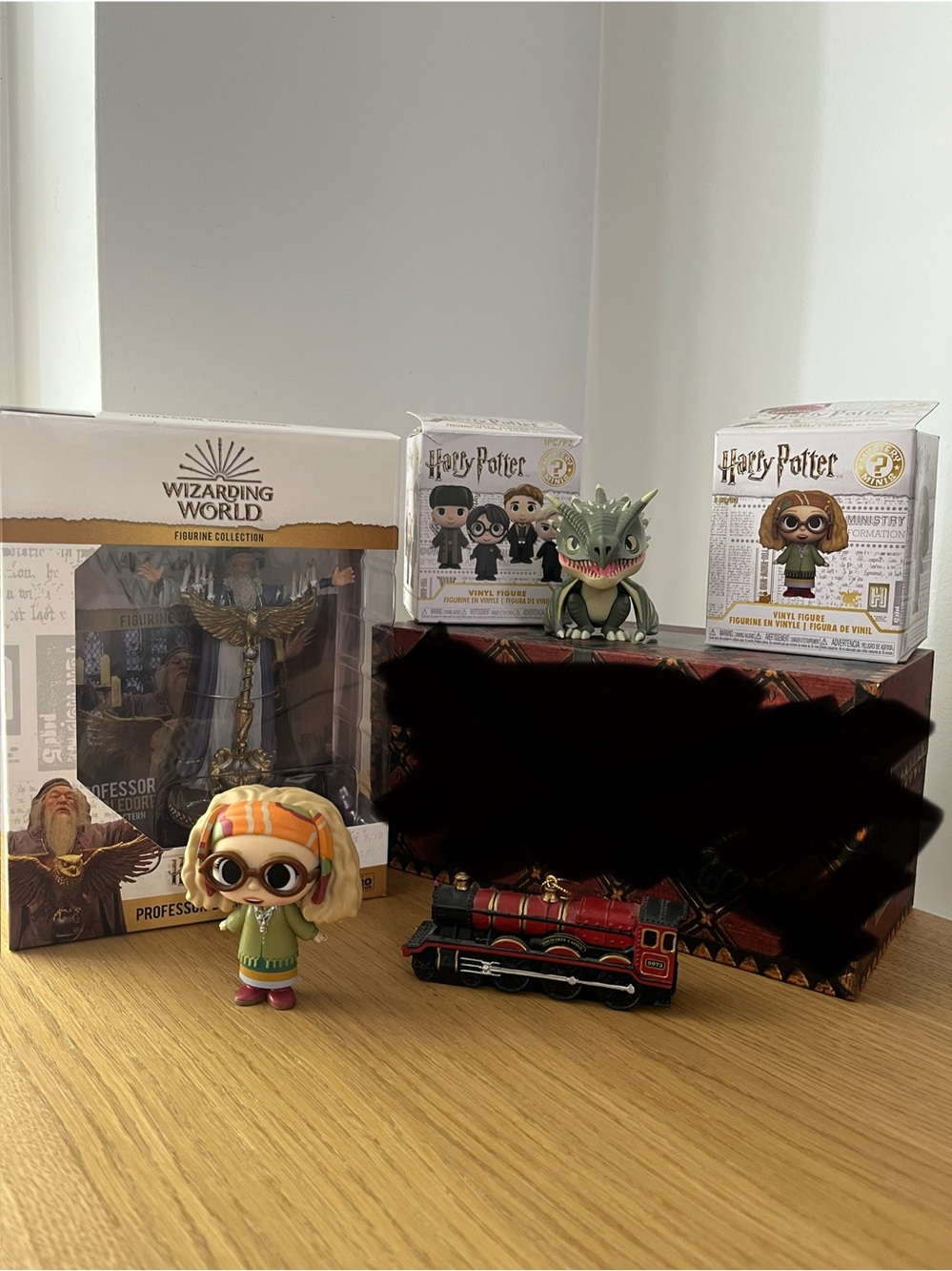 Bundle of 4 Harry Potter collectibles - Dumbledore, Trelawney, hogwarts, dragon